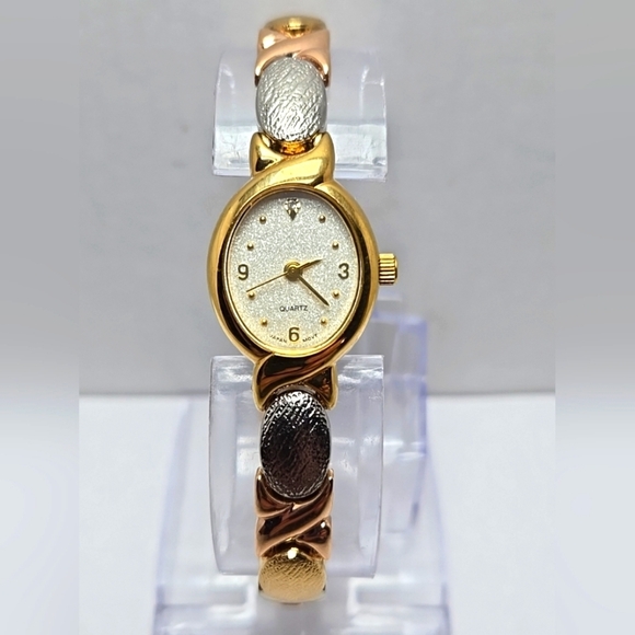 Womens Vintage Avon Gold Rose Silver Tone Diamond Watch F20808 New Battery - Picture 1 of 9